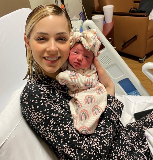 Mariana Rodríguez junto a su hija Mariel