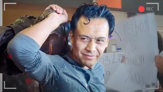 Protesta recibe a Marx Arriaga en el aeropuerto de Ciudad Juárez