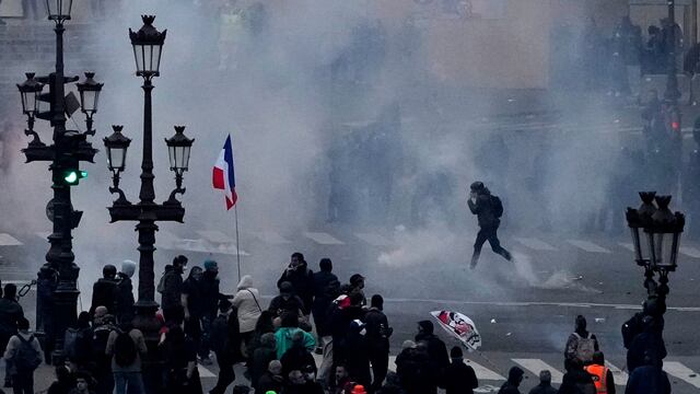 Pensiones en Francia siguen generando caos; 3 millones 500 mil personas protestan
