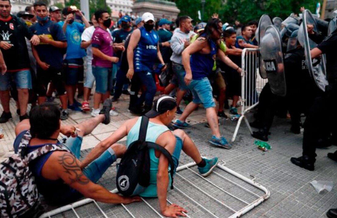 Enfrentamiento en funeral de Maradona