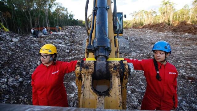Activistas de GreenPeace se encadenan en maquinaria para construir el Tren Maya