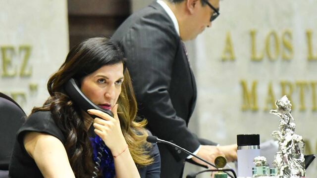 Kenia López Rabadán, presidenta de la mesa directiva atiende una llamada durante la sesión ordinaria de la Cámara de Diputados