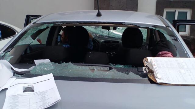 Auto de policías del Edomex golpeados en Nopaltepec