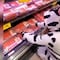 VIDEO: Vegana vestida de vaca llora frente a sección de carnes