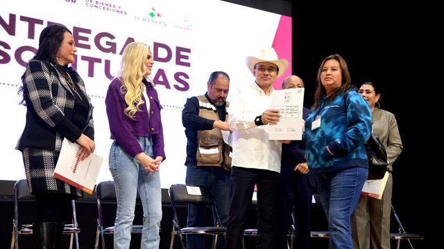 Alfonso Durazo entrega 500 títulos de propiedad