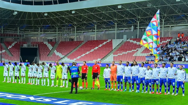 Jugadores de Israel e Irlanda en el centro de la cancha durante la interpretación del himno nacional antes del juego de la Nations League