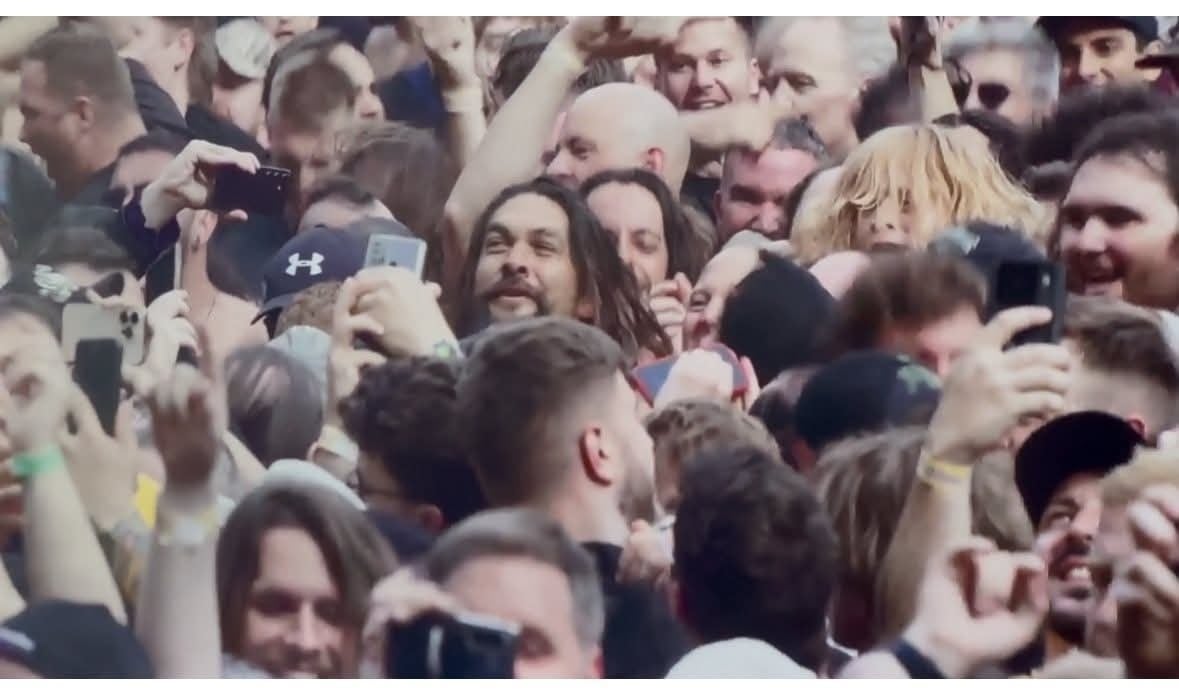 Jason Momoa en el tributo a Ozzy Osborne