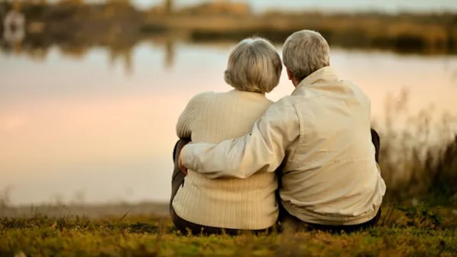 Viejitos le pagan la cuenta a parejita enamorada