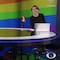 Marcha LGBT: Denise Maerker coloca bandera durante su noticiero