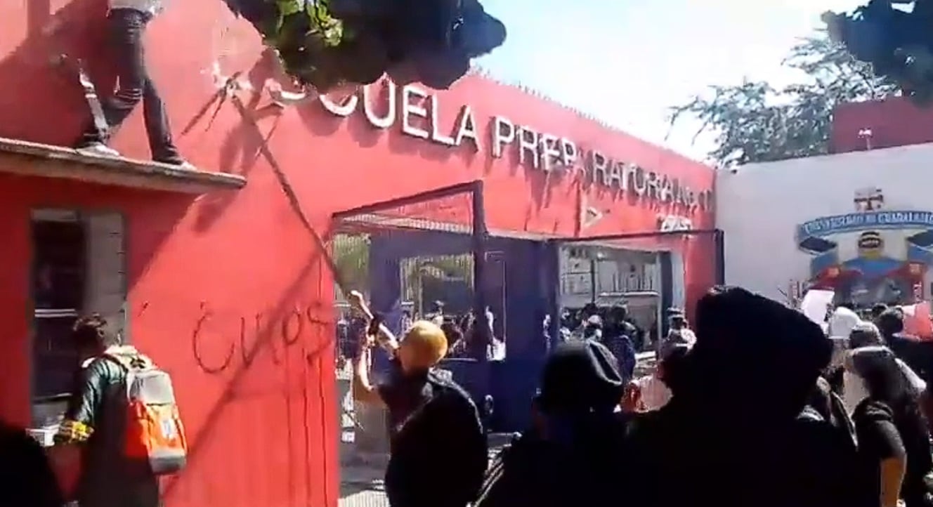 Alumnos de Prepa 17 de El Salto protestan por casos de acoso sexual de maestros
