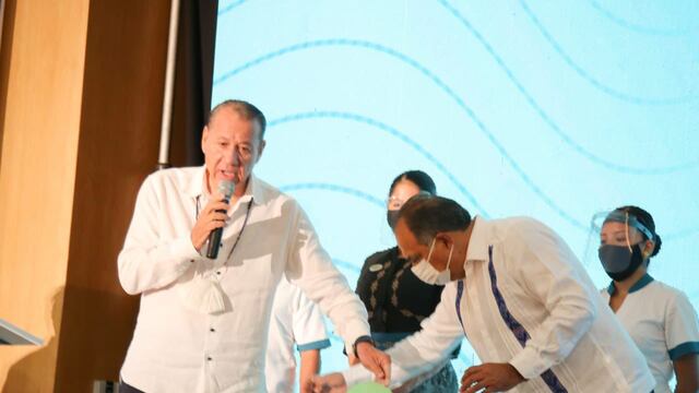 Héctor Astudillo entrega distintivo