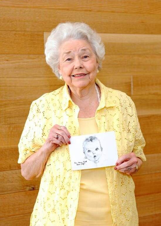 Ann Turner Cook con su boceto
