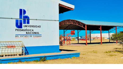 Expulsan a alumna de la UPN Chihuahua tras dar cerveza a perra callejera