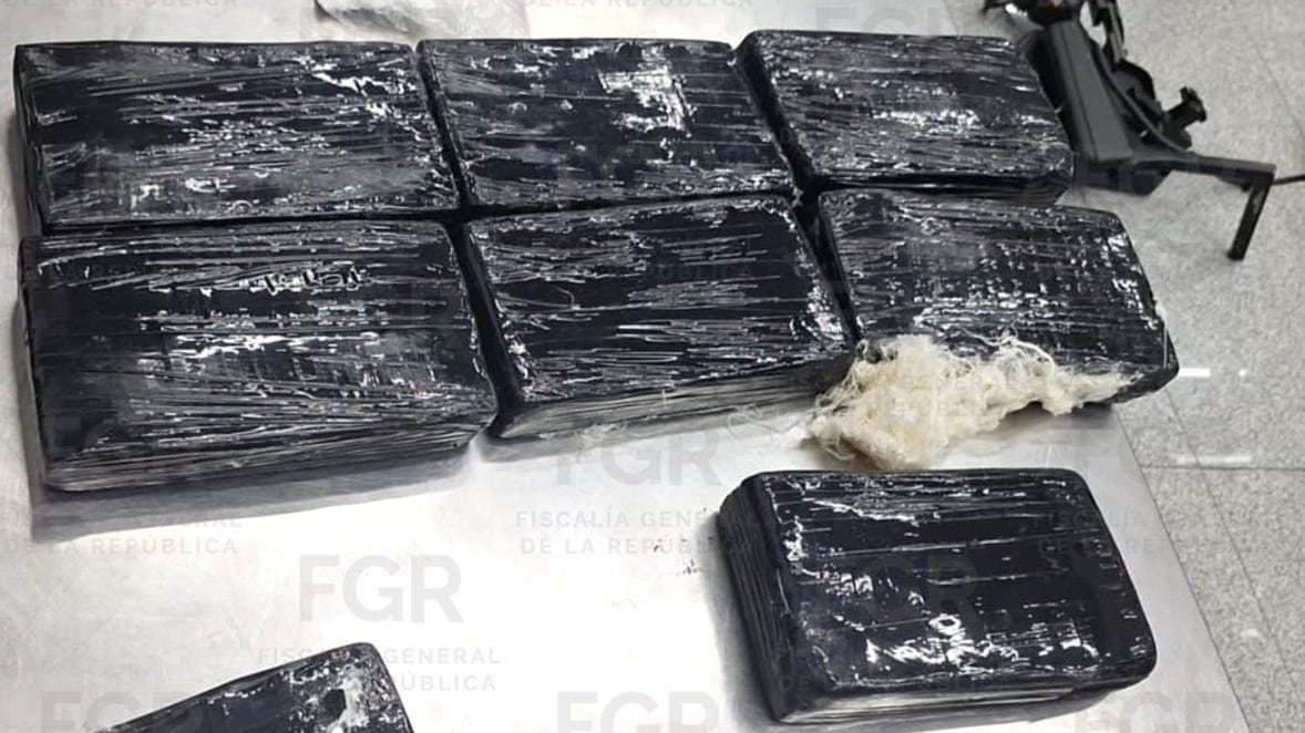FGR logra vinculación a proceso contra hombre que transportaba drogas en silla de ruedas dentro del AICM