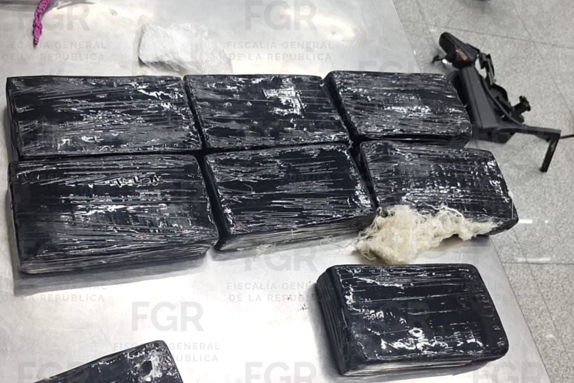 FGR informa que hombre que intentó introducir drogas en su silla de ruedas en el AICM fue vinculado a proceso.