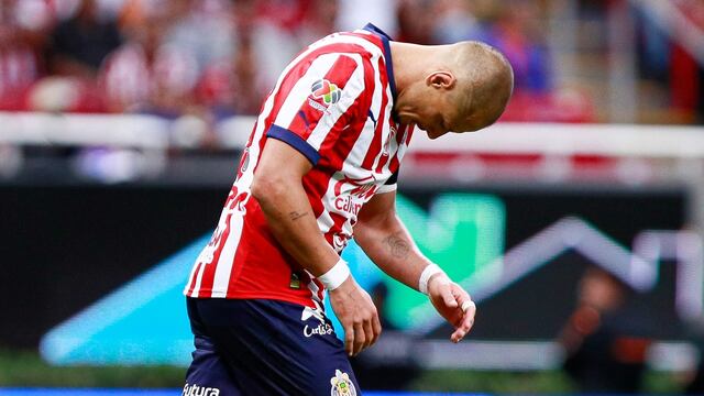 Chicharito Hernández, en un partido de Chivas en la Liga MX.