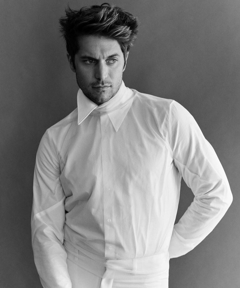 Lucas Bravo de Emily en París