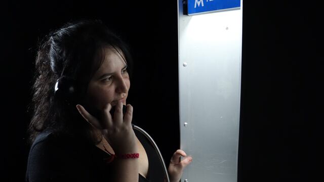 ¿Qué es Leviatán? La instalación con inteligencia artificial que usa tu propia voz y cabinas de teléfono