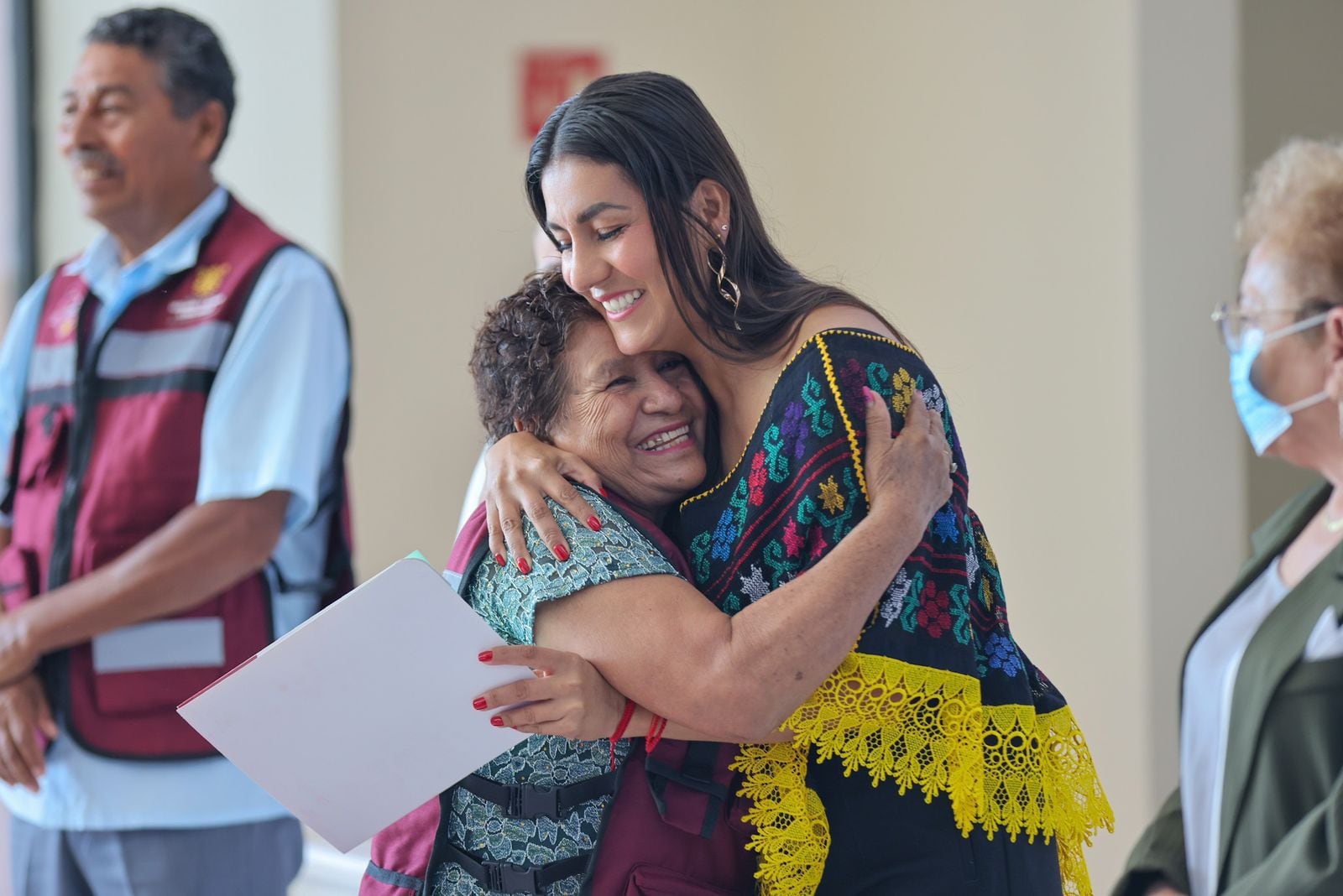 Evelyn Salgado entregó visas para Estados Unidos a 75 adultos mayores