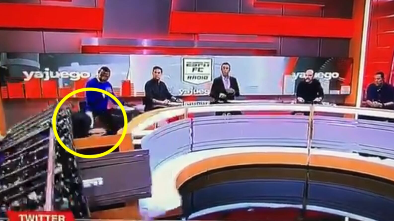 Comentarista de ESPN es golpeado por una pantalla