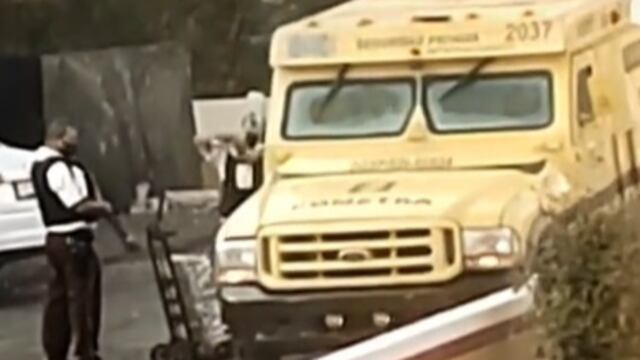 El custodio se embolso el dinero atrás de su chaleco antibalas