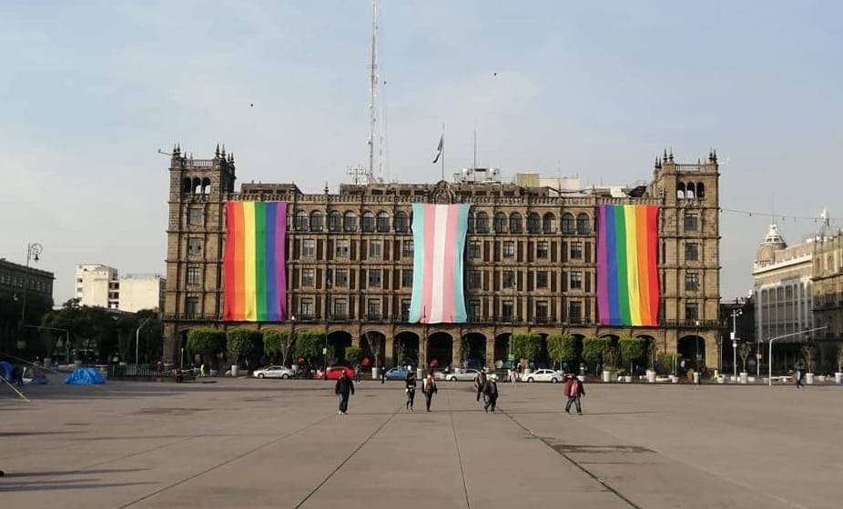 Centro Histórico cuelga banderas LGBT