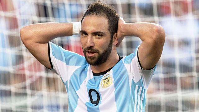 Gonzalo Higuaín lamenta un fallo.