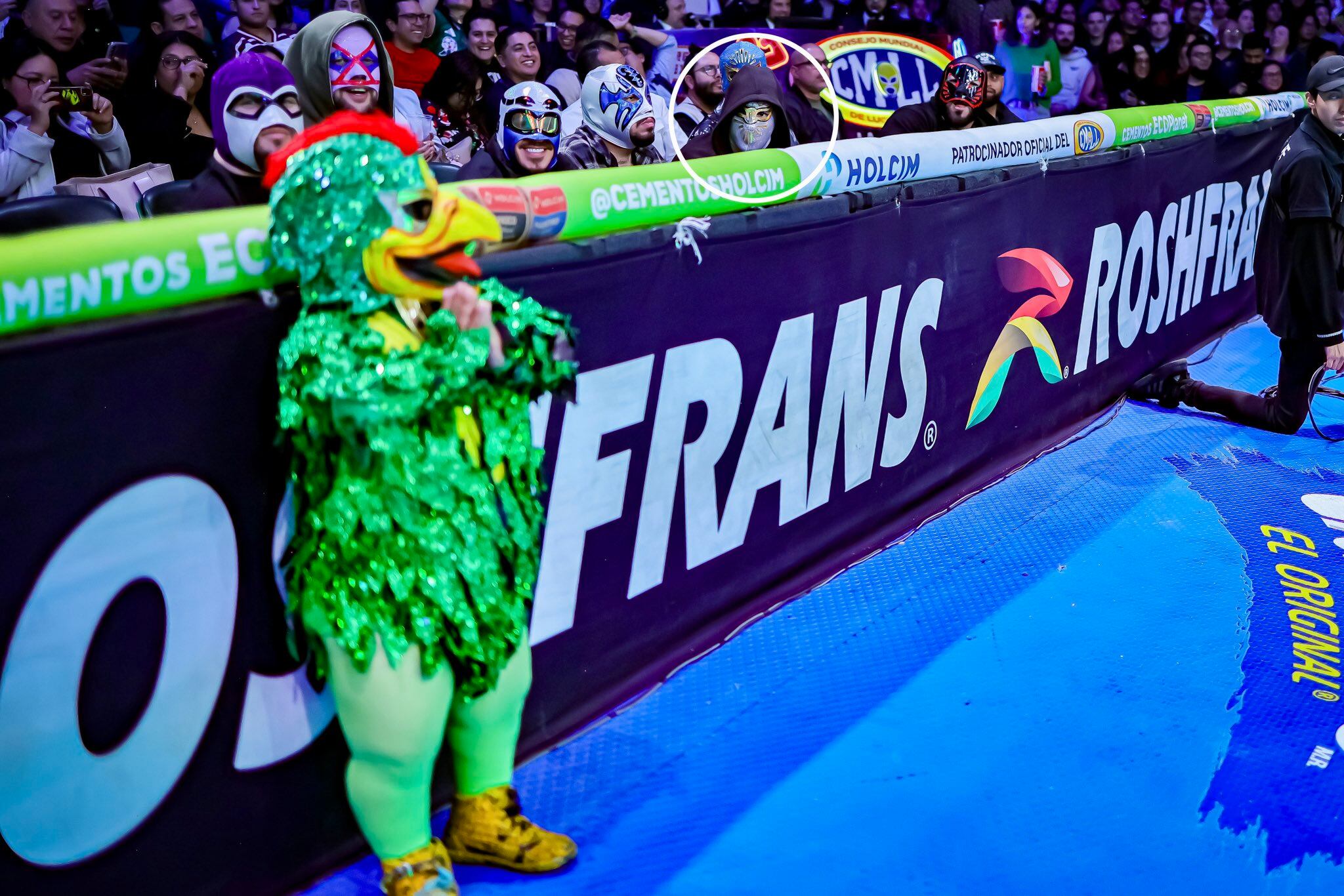 Bad Bunny sorprende al público al salir con máscara de Místico en la Arena México