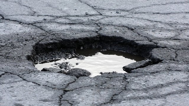 Un hoyo o bache en el asfalto de las calles o carreteras