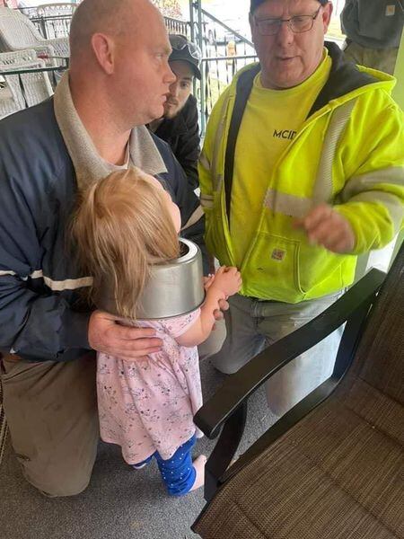 Niña se queda atorada en un molde para pasteles