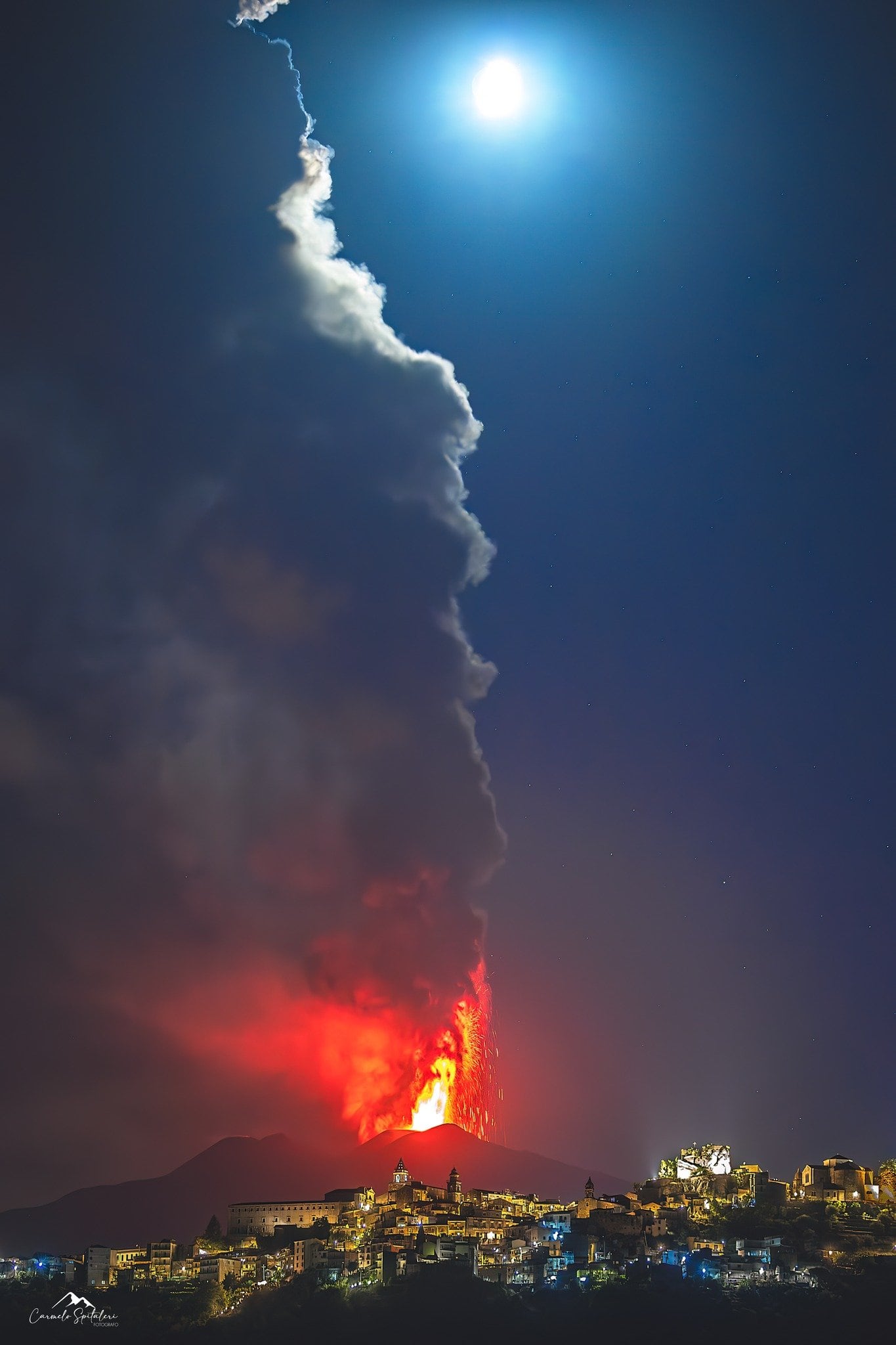 Volcán Etna en Italia entra en erupción