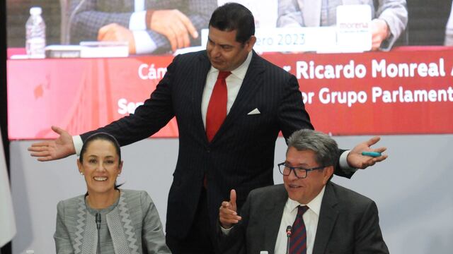 Alejandro Armenta, presidente de la Mesa Directiva del Senado, Claudia Sheinbaum, jefa de gobierno y Ricardo Monreal, senador de Morena, durante la reunión plenaria de Morena.