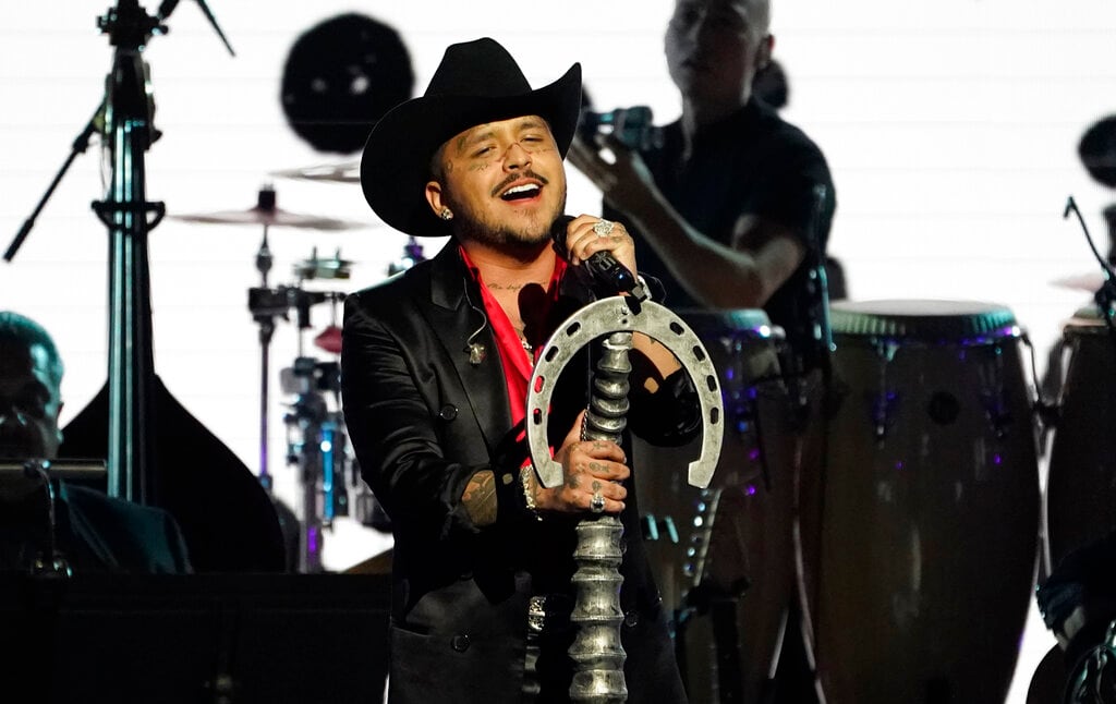 Christian Nodal cantando en los Latin Grammy 2022.
