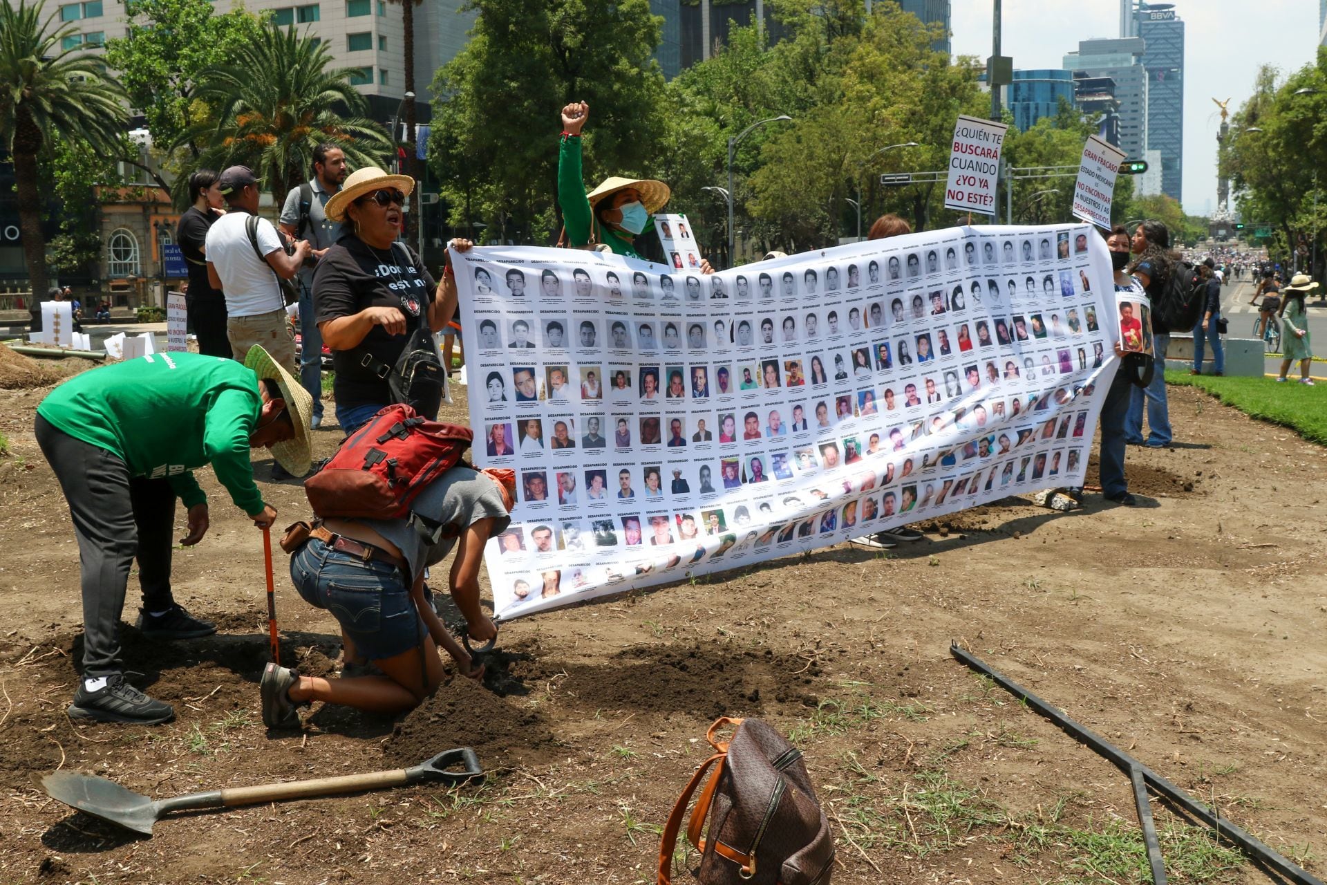 Toma de los colectivos de familias de personas desaparecidas de la Glorieta de la Palma