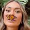 A Galilea Montijo se le posa una mariposa en el rostro