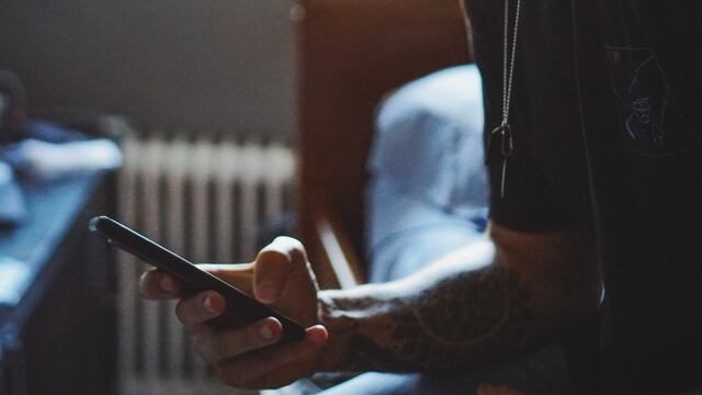 Exhiben a esposo infiel por mensajes atrevidos