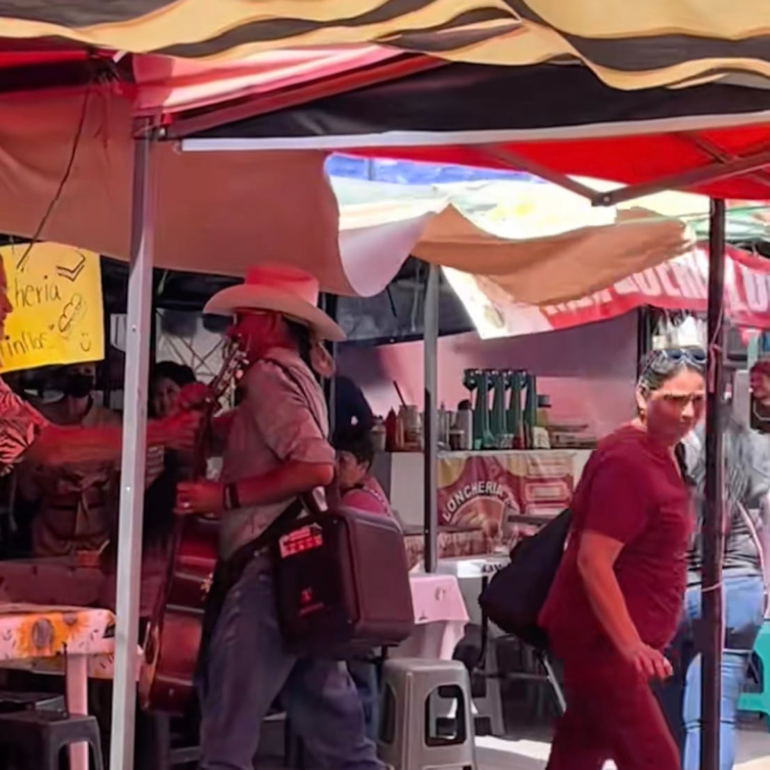Turista de Estados Unidos se vuelve viral tras callar a músico en mercado de Tepic