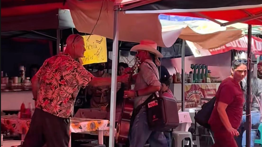 Turista de Estados Unidos se vuelve viral tras callar a músico en mercado de Tepic