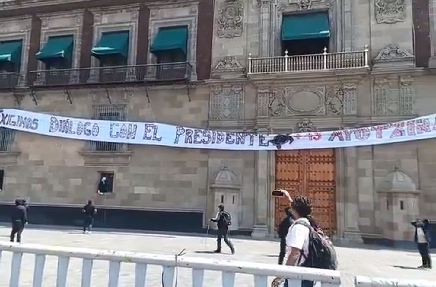 Colocan manta en Palacio Nacional para exigir diálogo con AMLO