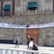 Caso Ayotzinapa: Colocan manta en Palacio Nacional para exigir diálogo con AMLO