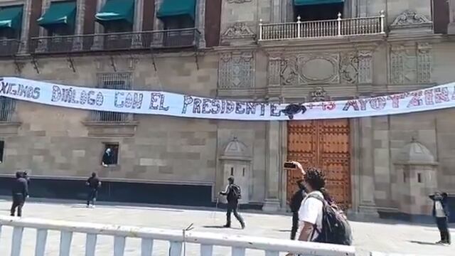Colocan manta en Palacio Nacional para exigir diálogo con AMLO