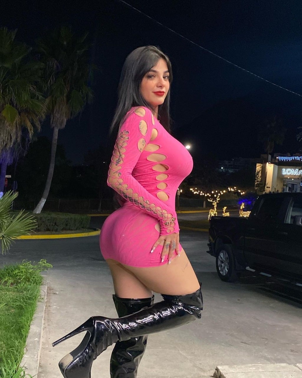 Karely Ruiz con botas de Patricio Estrella