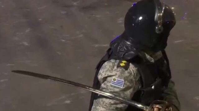 Policía amenaza a fan de Boca Juniors con una espada