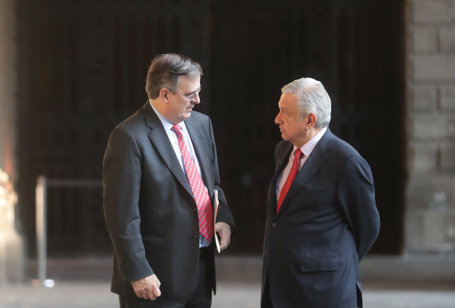 El presidente López Obrador (der.) con su canciller, Marcelo Ebrard