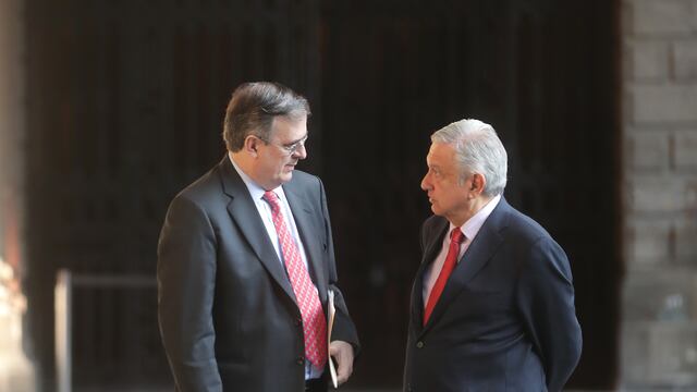 El presidente López Obrador (der.) con su canciller, Marcelo Ebrard