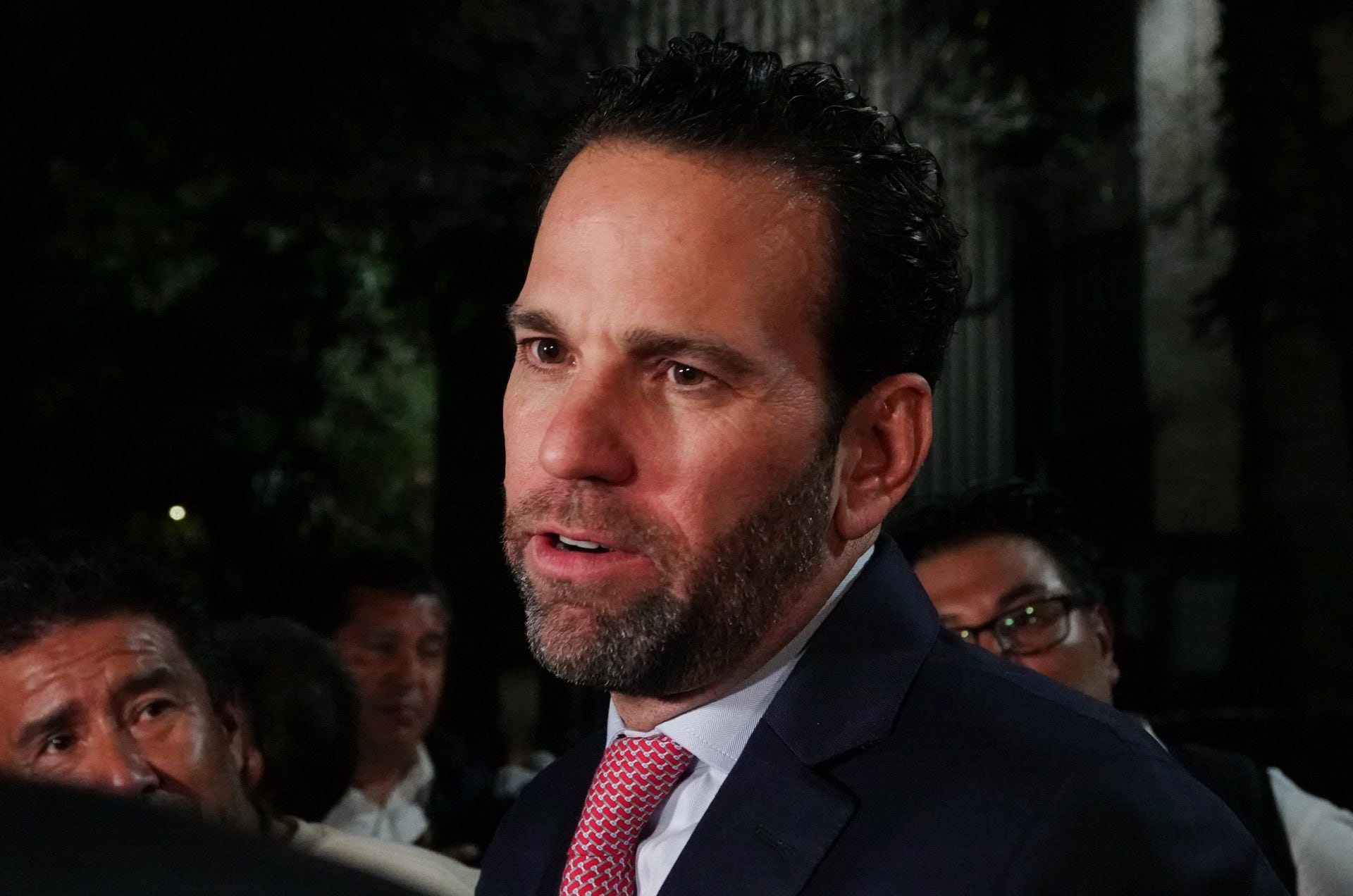 Carlos Loret de Mola durante su salida de los juzgados civiles del Poder Judicial de la Ciudad de México