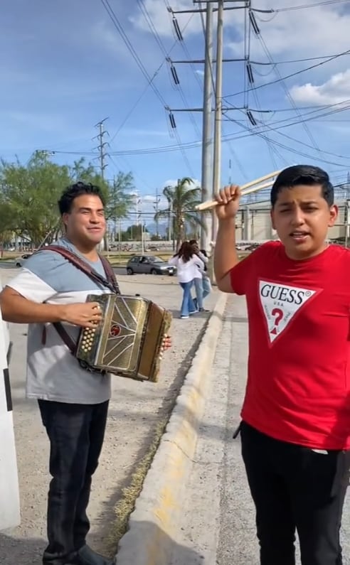 Músicos cantando en la calle
