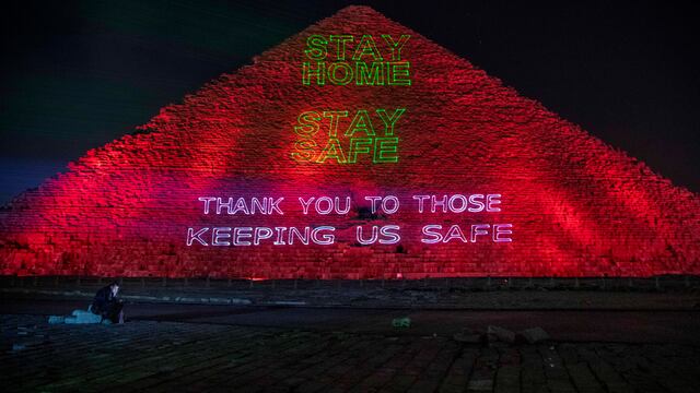 La Gran Pirámide de Guiza manda mensaje al mundo