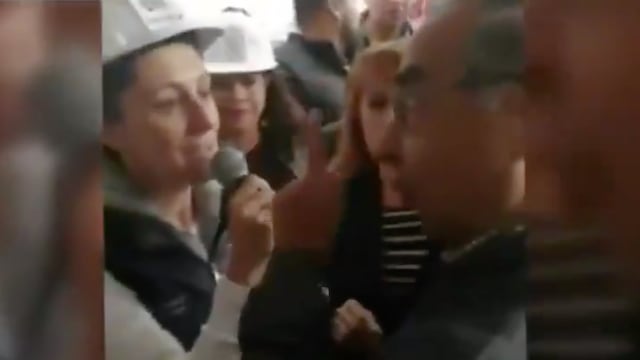 El sujeto intentó arrebatarle el micrófono a la Jefa de Gobierno.