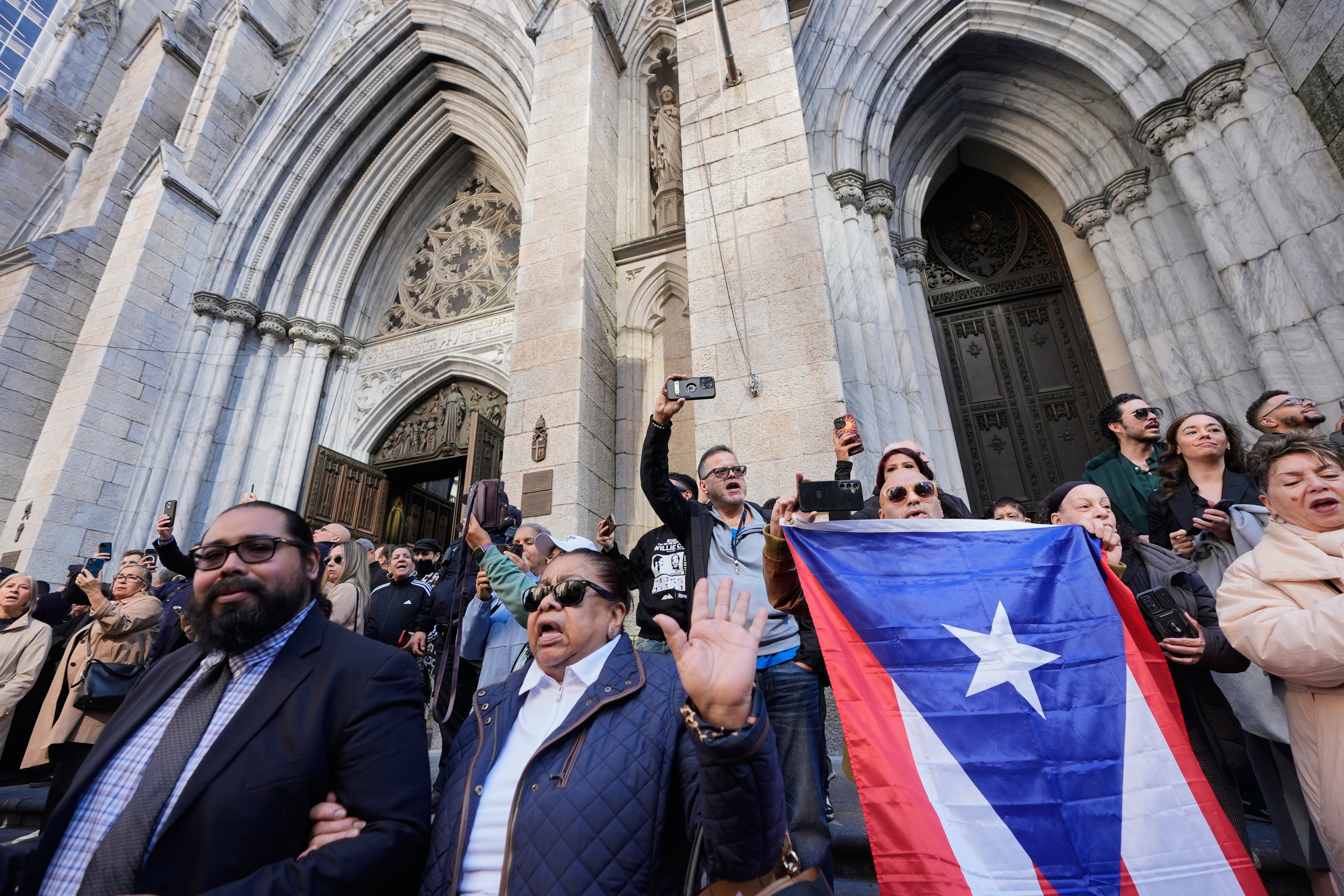 Trombonistas despiden a Willie Colón durante su funeral en Nueva York